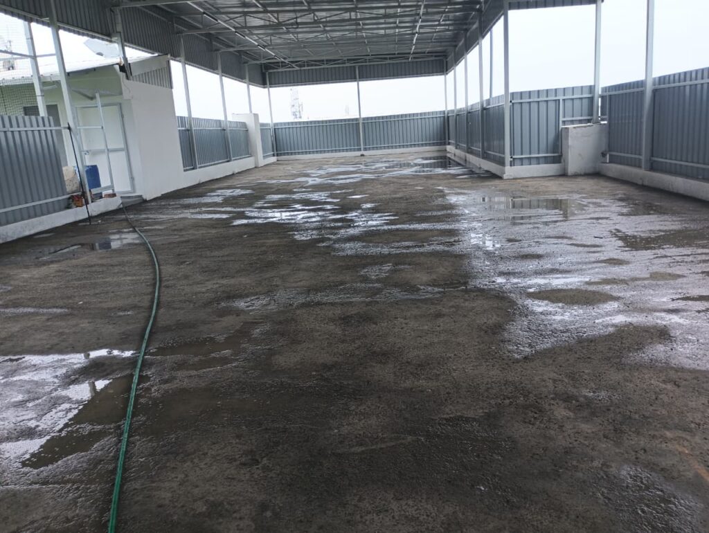 Cementitious self levelling compound